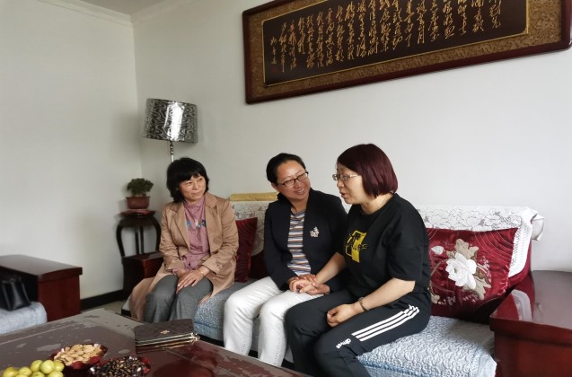 常务副校长李丽荣看望慰问医学院患病教师.jpg